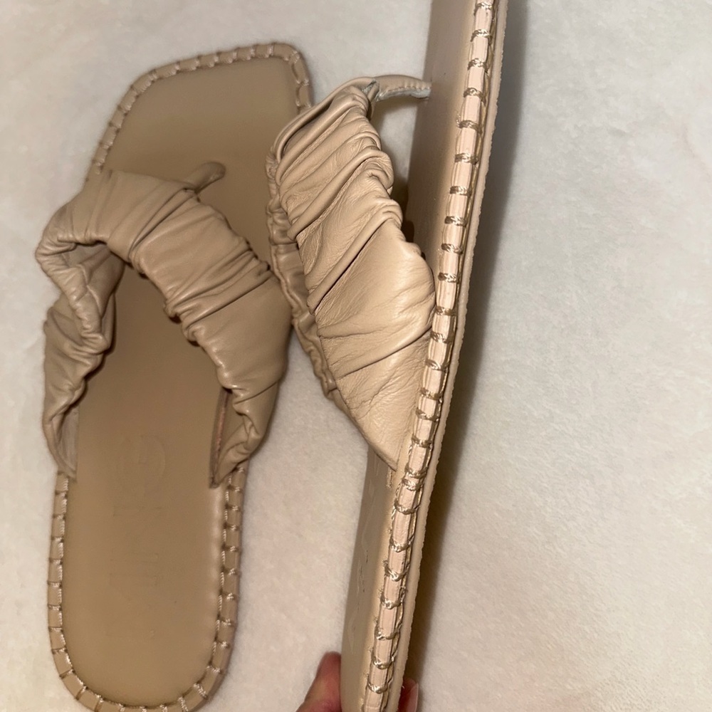 MNG Women's Beige leather flip flops Sandals - Picture 5 of 6